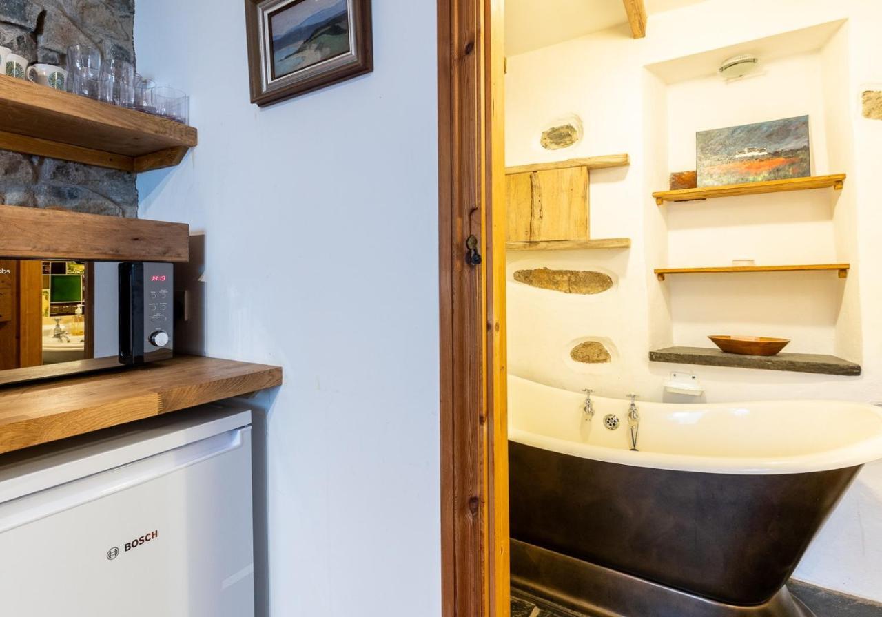 Bwthyn Capten - A Charming Cottage For Up To 6 Newport  Exteriör bild