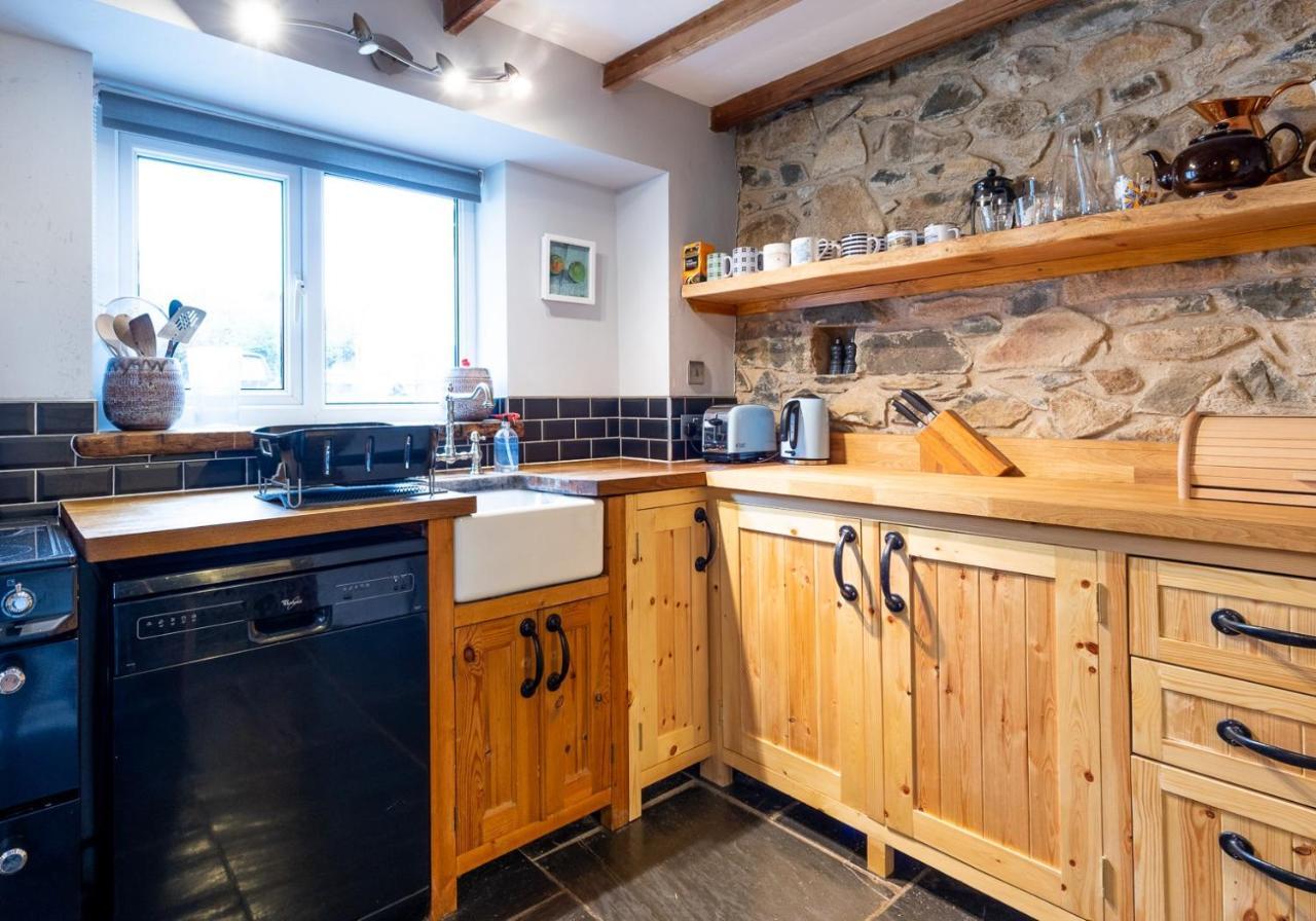 Bwthyn Capten - A Charming Cottage For Up To 6 Newport  Exteriör bild